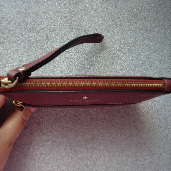 Kate Spade Cobble Hill Bee Burgundy Red Pebbled Leather Wristlet J183 - Picture 4 of 12
